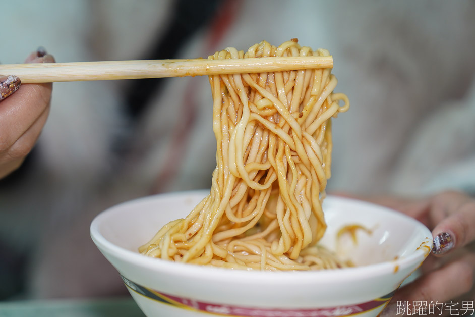 [三重美食]阿珠小吃-滿滿蒜香乾麵我的愛，古早味油飯更是必吃，便宜新北小吃推薦