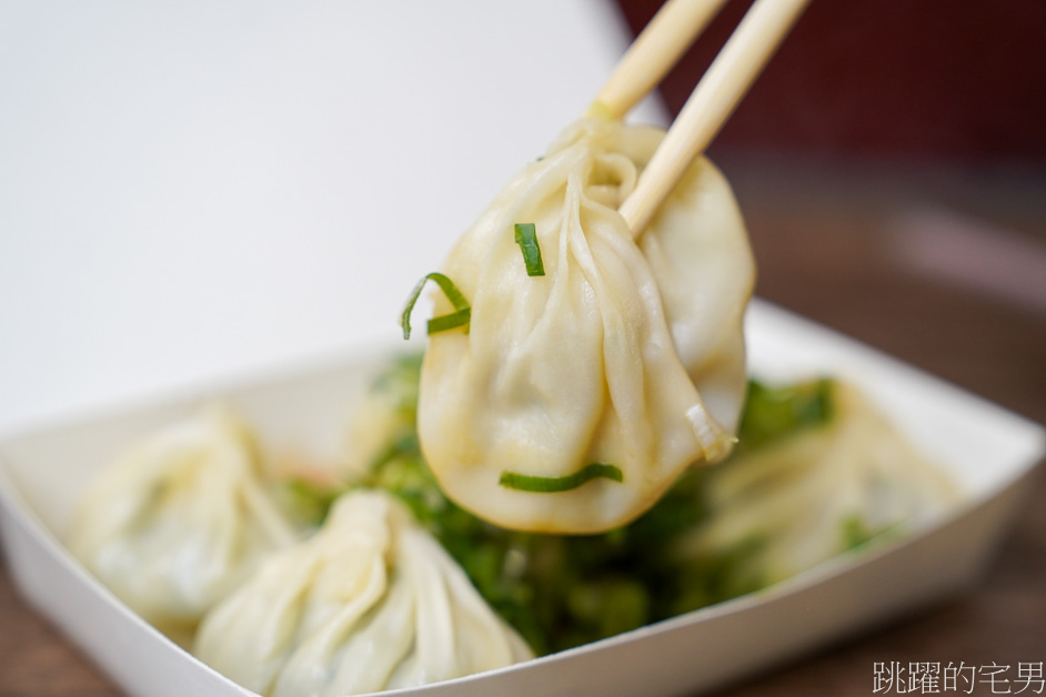 頭份美食「鮮肉湯包」連在地人都推薦排隊小吃，蔥花還能隨你加，苗栗美食