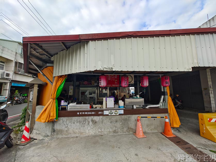 [花蓮早餐]豬老爹早午餐-豬肉攤直營早午餐，溫體豬肉就是好吃，豬血湯滿滿料有夠爽， 大份量炒麵吃很飽，吉安早餐