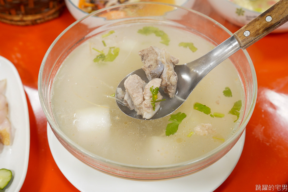 [吉安美食]兩斤農莊食堂-花蓮有包廂餐廳提供滷肉飯吃到飽，15人包廂可以唱歌，帶洋酒不收開瓶費。花蓮美食