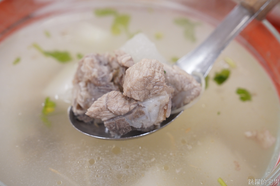 [吉安美食]兩斤農莊食堂-花蓮有包廂餐廳提供滷肉飯吃到飽，15人包廂可以唱歌，帶洋酒不收開瓶費。花蓮美食