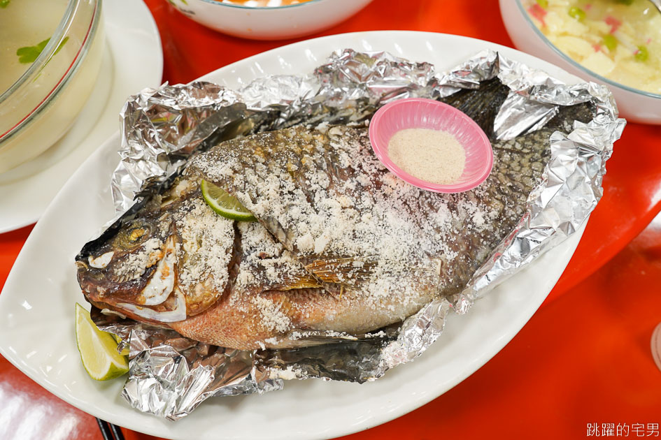 [吉安美食]兩斤農莊食堂-花蓮有包廂餐廳提供滷肉飯吃到飽，15人包廂可以唱歌，帶洋酒不收開瓶費。花蓮美食