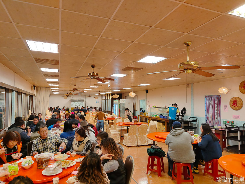 [吉安美食]兩斤農莊食堂-花蓮有包廂餐廳提供滷肉飯吃到飽，15人包廂可以唱歌，帶洋酒不收開瓶費。花蓮美食