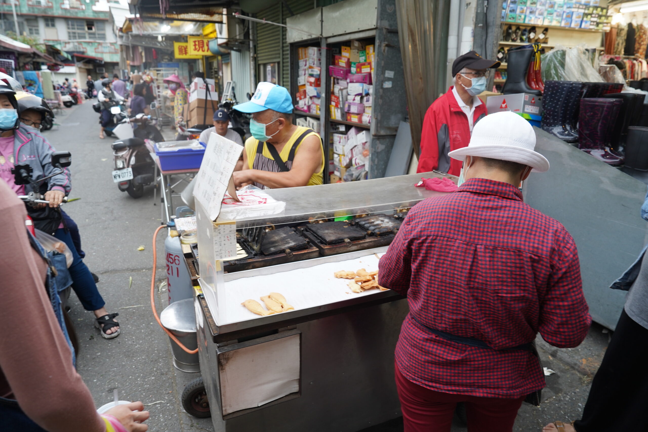 [花蓮雞蛋糕]花蓮吉安黃昏市場雞蛋糕-古早味雞蛋糕10個20元，每天只開2個半小時，吉安美食