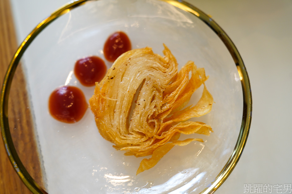 花蓮美食「Queen’食」大推牛肉漢堡，份量夠鮮嫩多汁有夠爽，自製起司剝皮辣椒鹹豬肉貝果餐，花蓮早午餐推薦