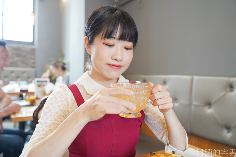 花蓮美食「Queen’食」大推牛肉漢堡，份量夠鮮嫩多汁有夠爽，自製起司剝皮辣椒鹹豬肉貝果餐，花蓮早午餐推薦