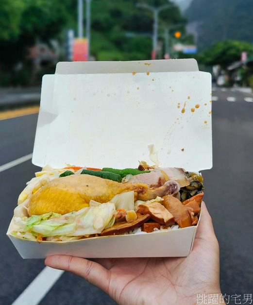 [秀林美食]太魯閣一家村食堂-太魯閣美食吃起來，土雞肉油脂豐富，一吃就知道是新鮮現做，份量飽足，花蓮便當推薦!