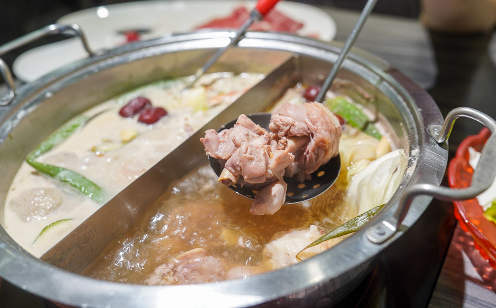 [花蓮吃到飽]幸福早一點點「照豫坊港式麻辣鴛鴦火鍋」獨特鍋底、胡椒豬肚、港式花雕雞，花蓮火鍋自助吧吃到飽