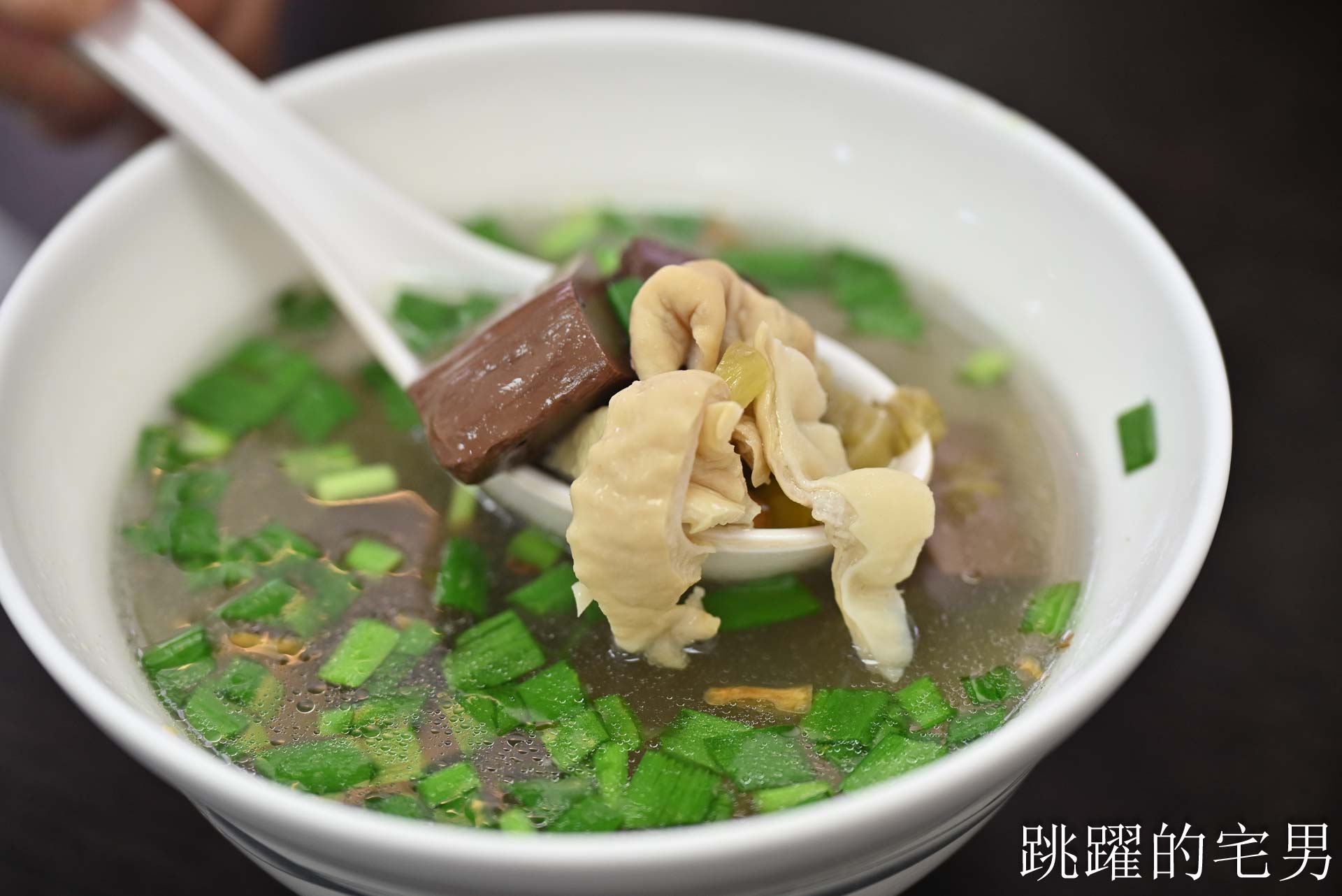 [花蓮美食]福建街香腸-朋友來我一定帶來吃花蓮50年老店香腸，大份糯米腸配酒香香腸，炭烤大腸頭超犯規