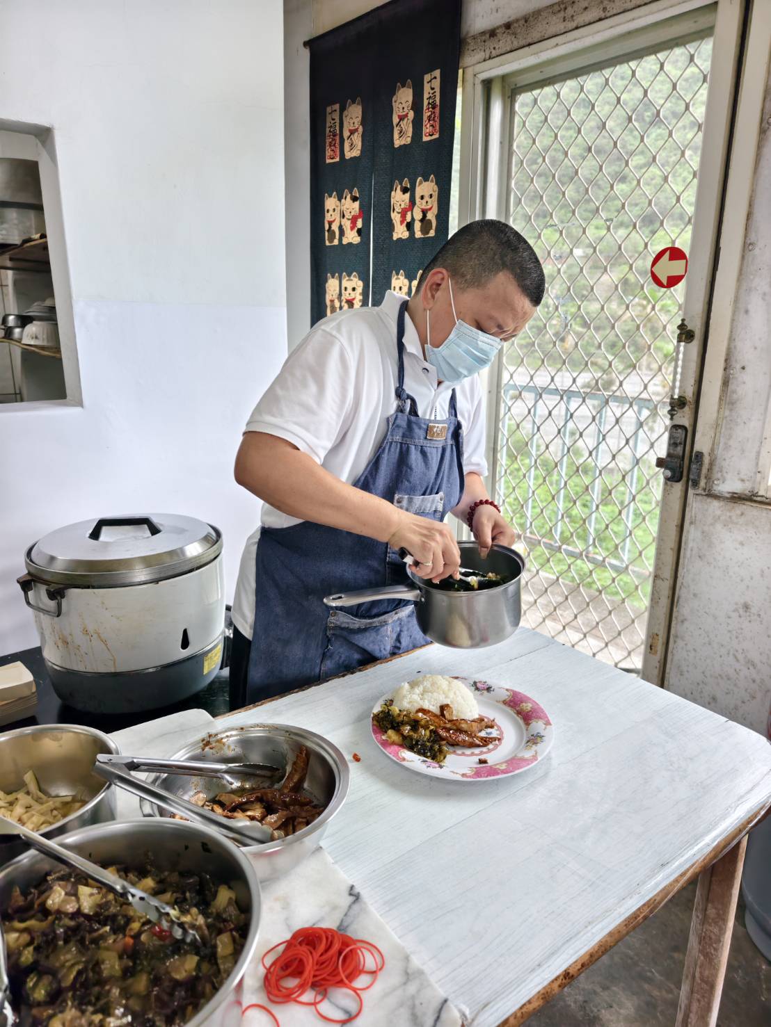[秀林美食]太魯閣一家村食堂-太魯閣大份量好吃土雞肉飯，卻因為地震後一天只賣出12個，花蓮便當推薦!
