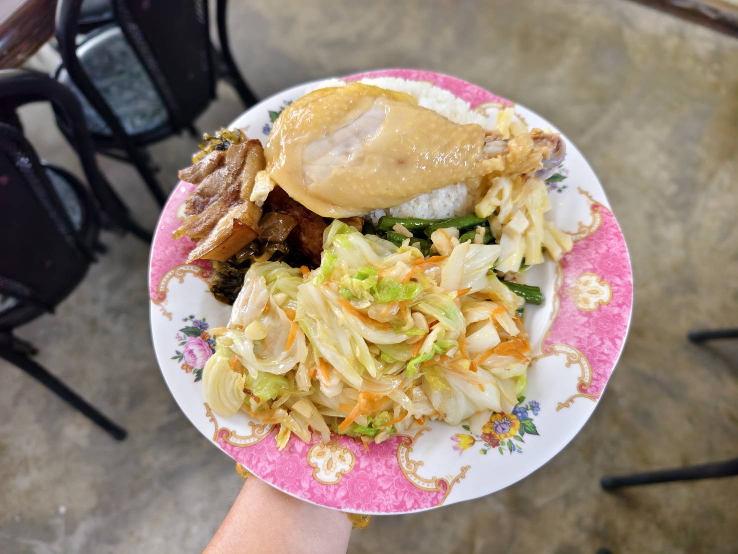 網站近期文章：[秀林美食]太魯閣一家村食堂-太魯閣大份量吃好吃土雞肉飯，卻因為地震後一天只賣出12個，花蓮便當推薦!