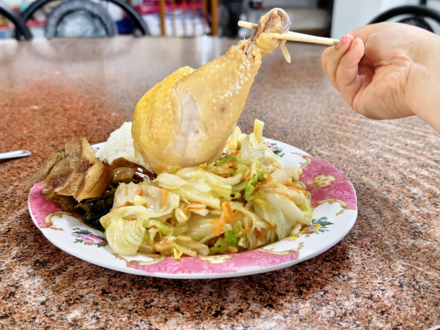 [秀林美食]太魯閣一家村食堂-太魯閣大份量好吃土雞肉飯，卻因為地震後一天只賣出12個，花蓮便當推薦!