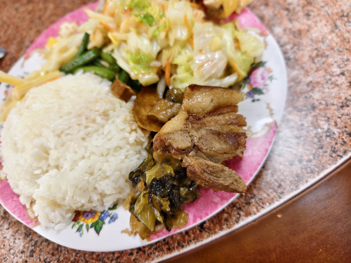 [秀林美食]太魯閣一家村食堂-太魯閣大份量好吃土雞肉飯，卻因為地震後一天只賣出12個，花蓮便當推薦!