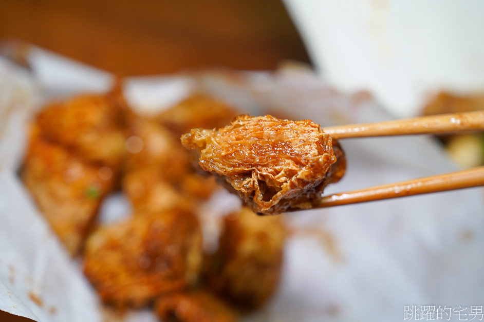 [花蓮鹹酥雞]何記沾醬雞排-滿滿蒜頭九層塔沾醬雞排，吃起來極爽，花蓮美食