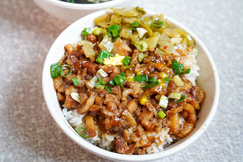 [花蓮美食]阿富早餐-滿滿滷肉的花蓮滷肉飯，醬汁多吃起來有夠爽，一早就有很開心