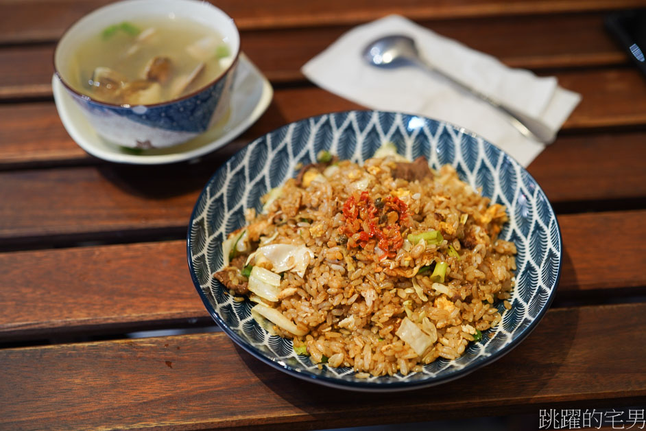 [花蓮美食]真功夫炒飯複合式餐飲-NG單一泡芙專賣店「花蓮炒飯推薦」盤底絲毫不油，口感還能油潤好吃，中二菜名我喊不出口啊~