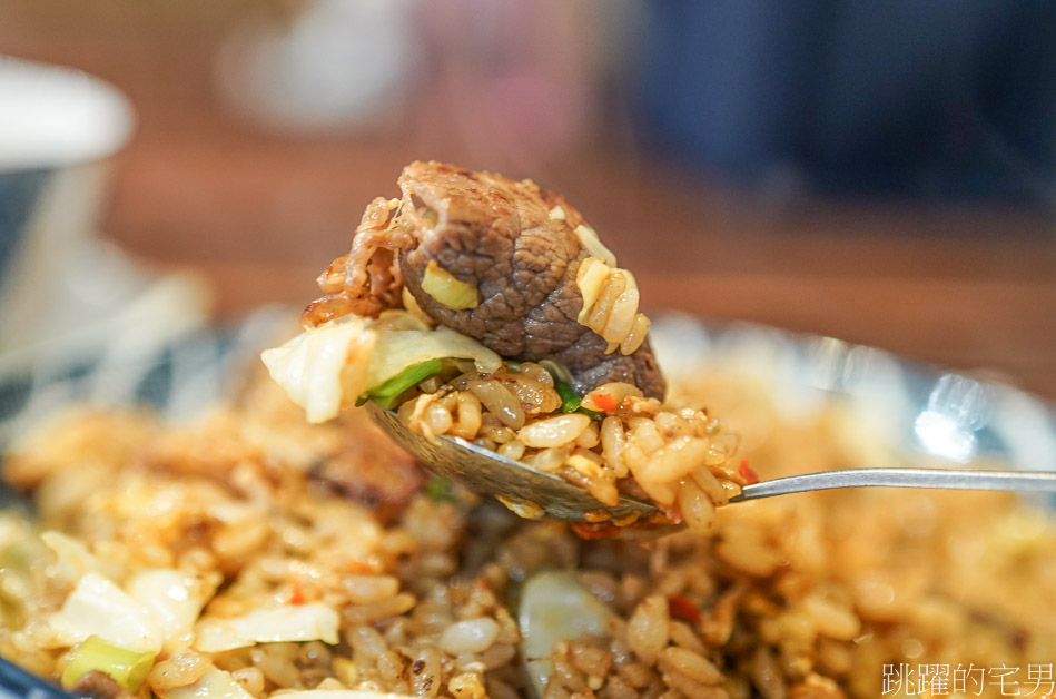 [花蓮美食]真功夫炒飯複合式餐飲-NG單一泡芙專賣店「花蓮炒飯推薦」盤底絲毫不油，口感還能油潤好吃，中二菜名我喊不出口啊~