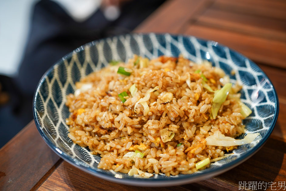 [花蓮美食]真功夫炒飯複合式餐飲-NG單一泡芙專賣店「花蓮炒飯推薦」盤底絲毫不油，口感還能油潤好吃，中二菜名我喊不出口啊~