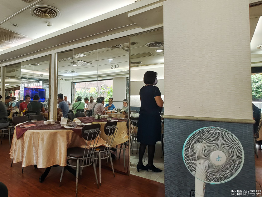 [南京復興美食]新華港式菜館-營業超過30年粵菜館，香港老師傅火候十足，腐乳空心菜、美極油爆蝦超好吃，還有包廂!
