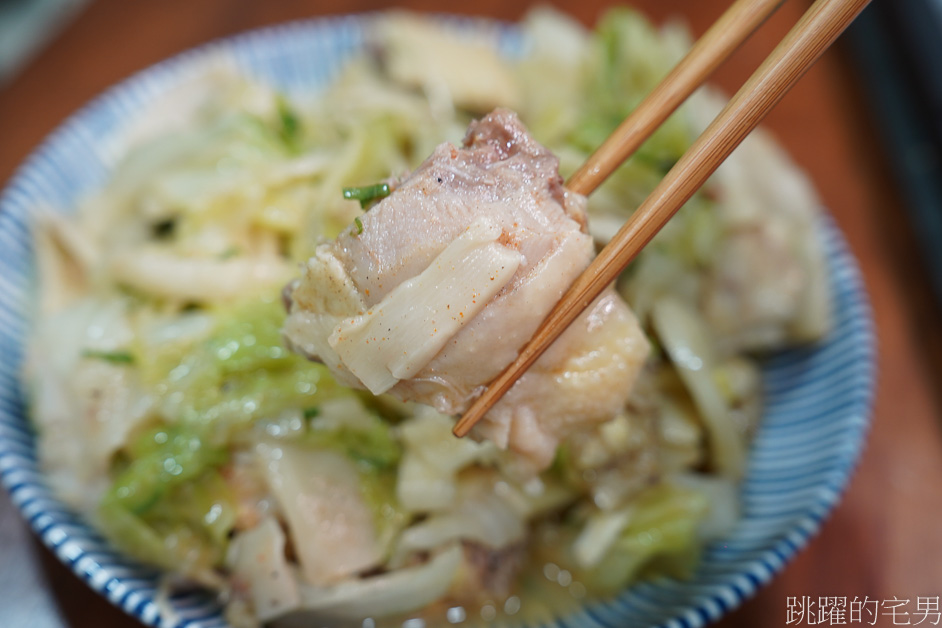 [花蓮吉安美食]台北鹹水雞-這間吃飯時間還是宵夜時間人都很多，蘋果變成鹹水雞超好吃! 這間吃飯時間還是宵夜時間人都很多，蔬菜種類多，要重口味不會讓你失望，花蓮宵夜
