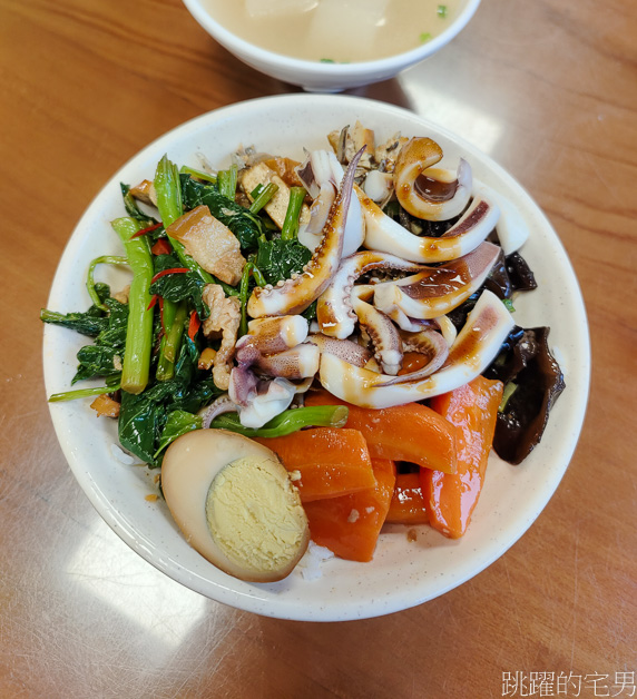 [花蓮美食]博愛街黑白切米粉湯-這家腿庫、小卷便當好吃味道夠! 而且還是花蓮下午有營業餐廳
