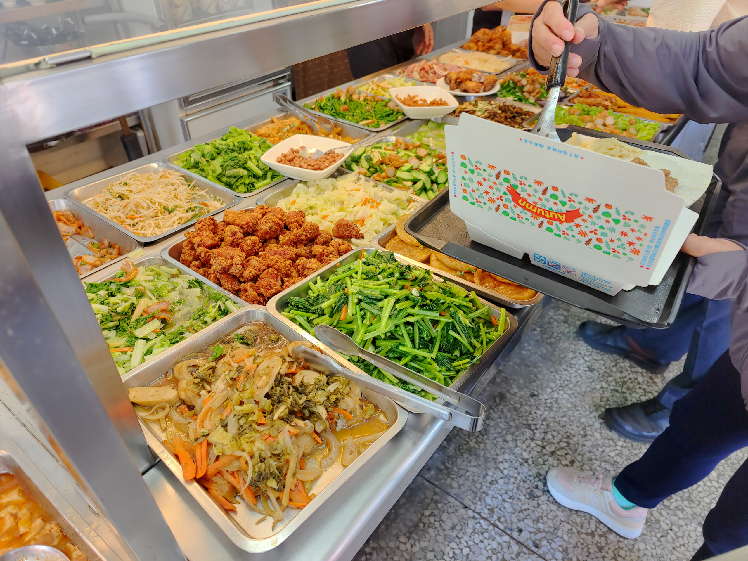 [花蓮美食]涼一夏自助餐-價格實惠，菜色新鮮，好吃的自助餐，下午有營業