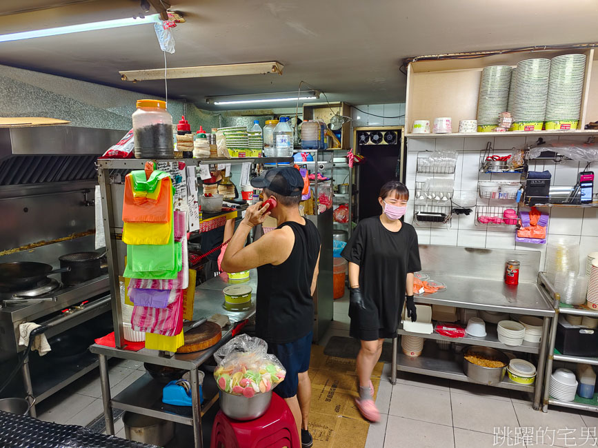 [中山區鹹酥雞]全球炸雞排骨飯-就算沒店面，外賣車還是一直不停來的，據說是六條通酒客、小姐的最愛，開到凌晨4點，中山區宵夜吃起來