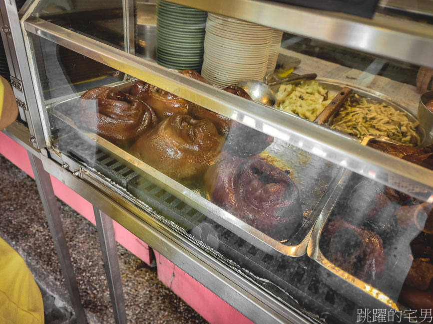 [大橋頭美食]老牌張豬腳飯-台北重口味豬腳超下飯，中段就是神，在地人都買豬腳便當，延三夜市豬腳好吃