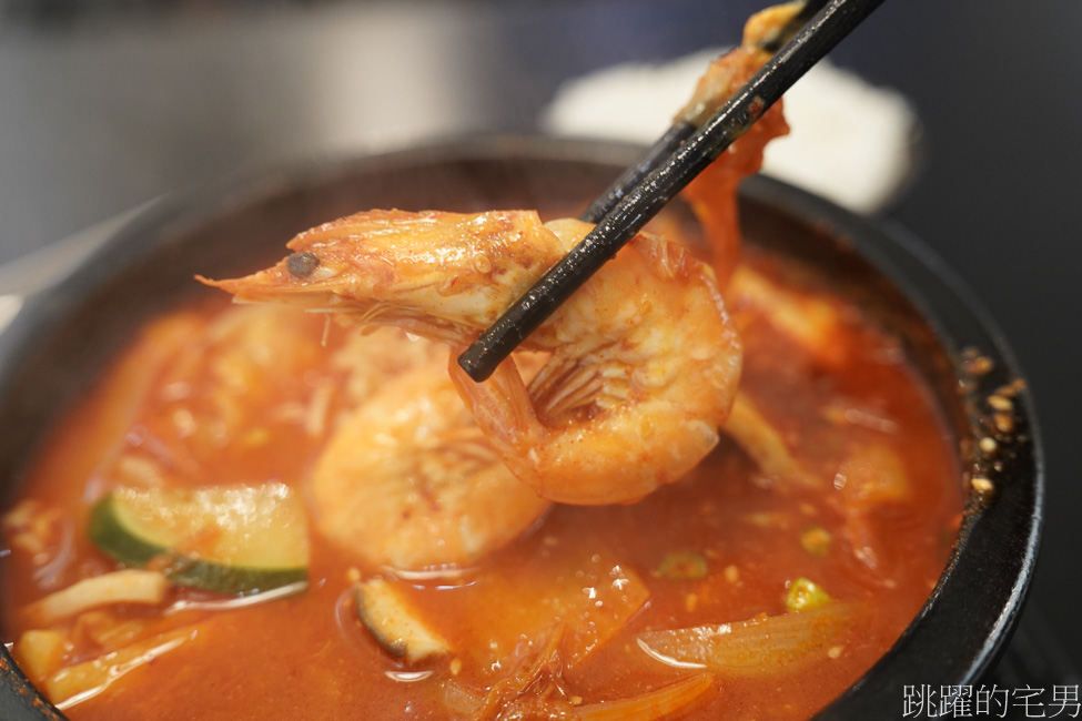 花蓮韓式料理「沐食堂목식당」一個人也能吃的部隊鍋，湯頭滋味有夠濃，吃到很喜歡，外帶加料煮一定更厲害