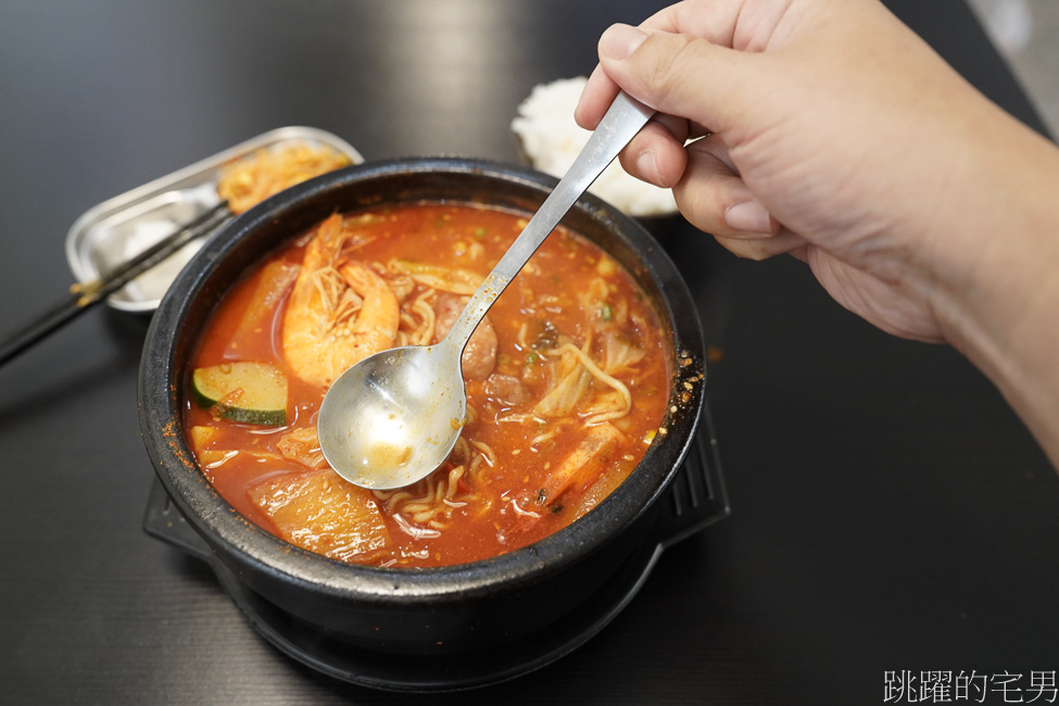 花蓮韓式料理「沐食堂목식당」一個人也能吃的部隊鍋，湯頭滋味有夠濃，吃到很喜歡，外帶加料煮一定更厲害