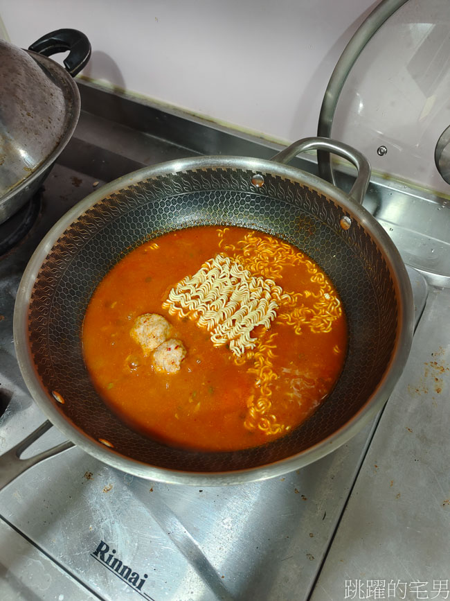 花蓮韓式料理「沐食堂목식당」一個人也能吃的部隊鍋，湯頭滋味有夠濃，吃到很喜歡，外帶加料煮一定更厲害
