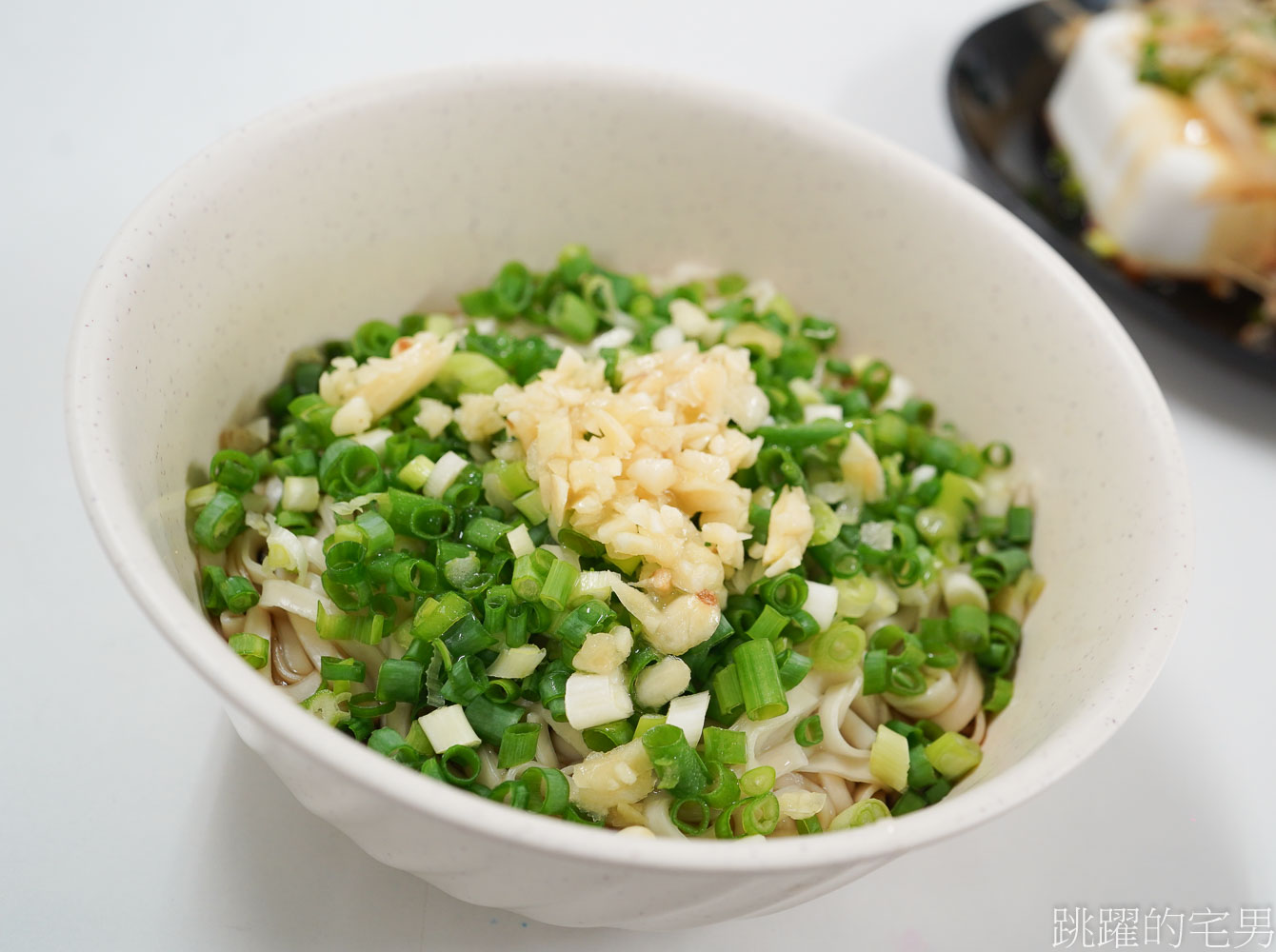 [花蓮美食]一品軒飽胃小吃-好吃花蓮餛飩麵必須吃! 巷弄中小吃老闆客氣親和，香蔥麵滿滿蔥蒜有夠爽，自製辣椒醬辣到沒人性…