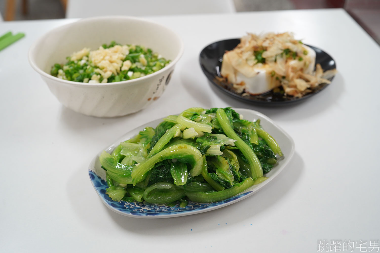 [花蓮美食]一品軒飽胃小吃-好吃花蓮餛飩麵必須吃! 巷弄中小吃老闆客氣親和，香蔥麵滿滿蔥蒜有夠爽，自製辣椒醬辣到沒人性…