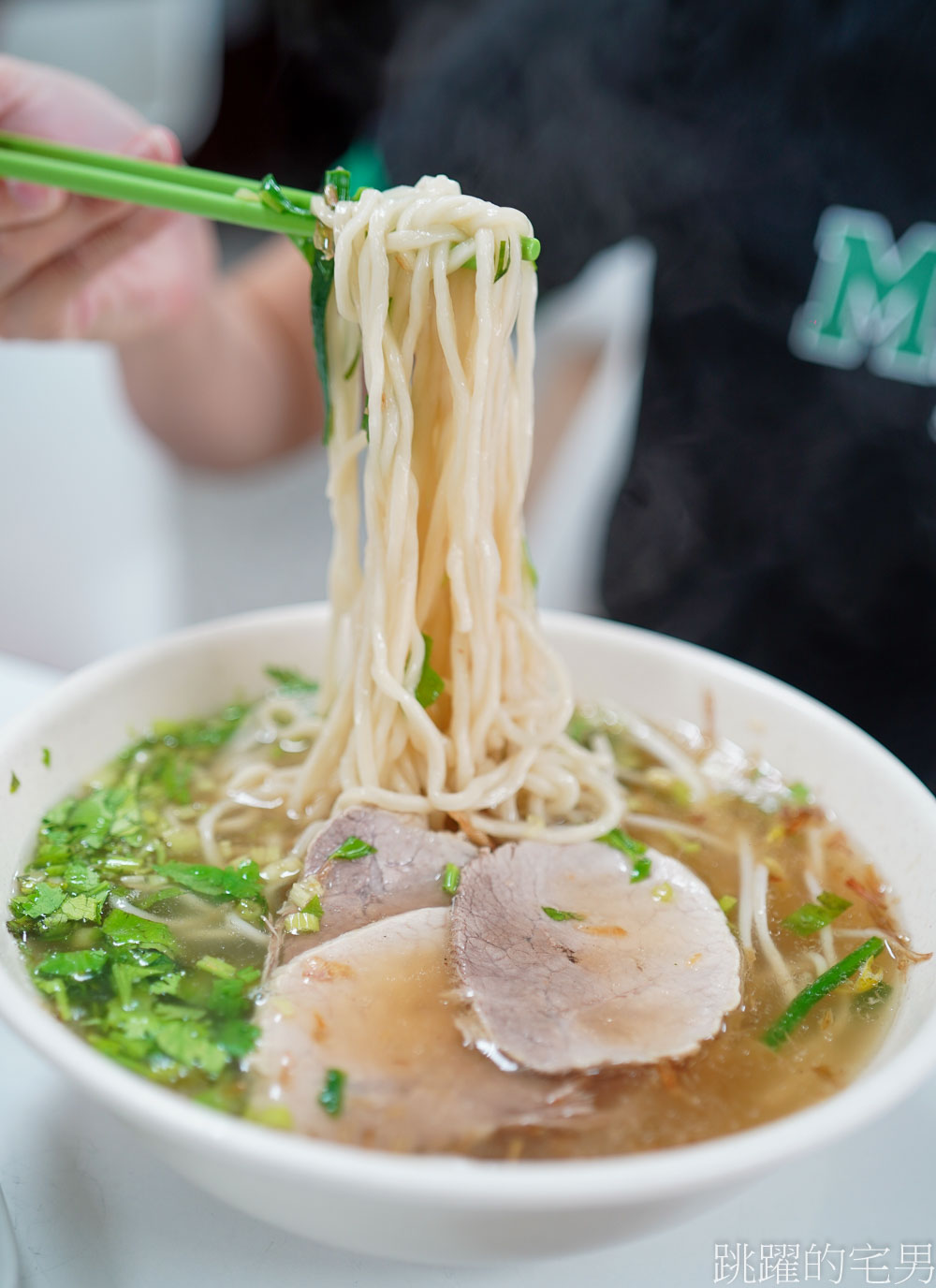 [花蓮美食]一品軒飽胃小吃-好吃花蓮餛飩麵必須吃! 巷弄中小吃老闆客氣親和，香蔥麵滿滿蔥蒜有夠爽，自製辣椒醬辣到沒人性…