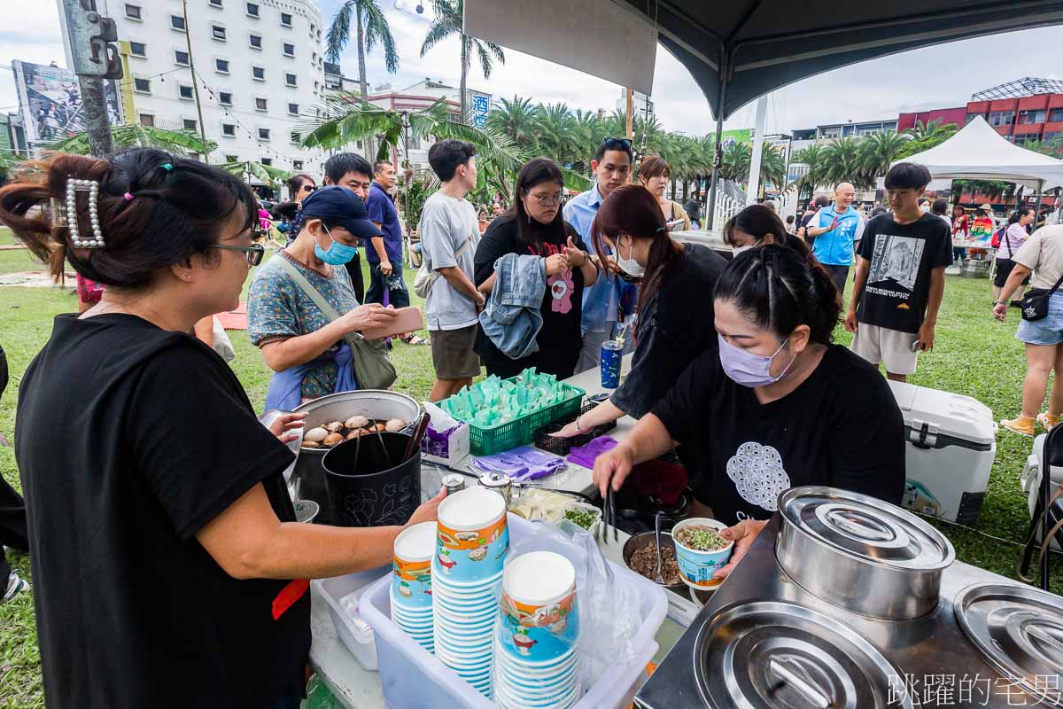 花蓮活動推薦「花蓮不排隊美食市集」氣氛超chill的美食市集，晚上還有露天電影，知名店家都在這，一次能買到