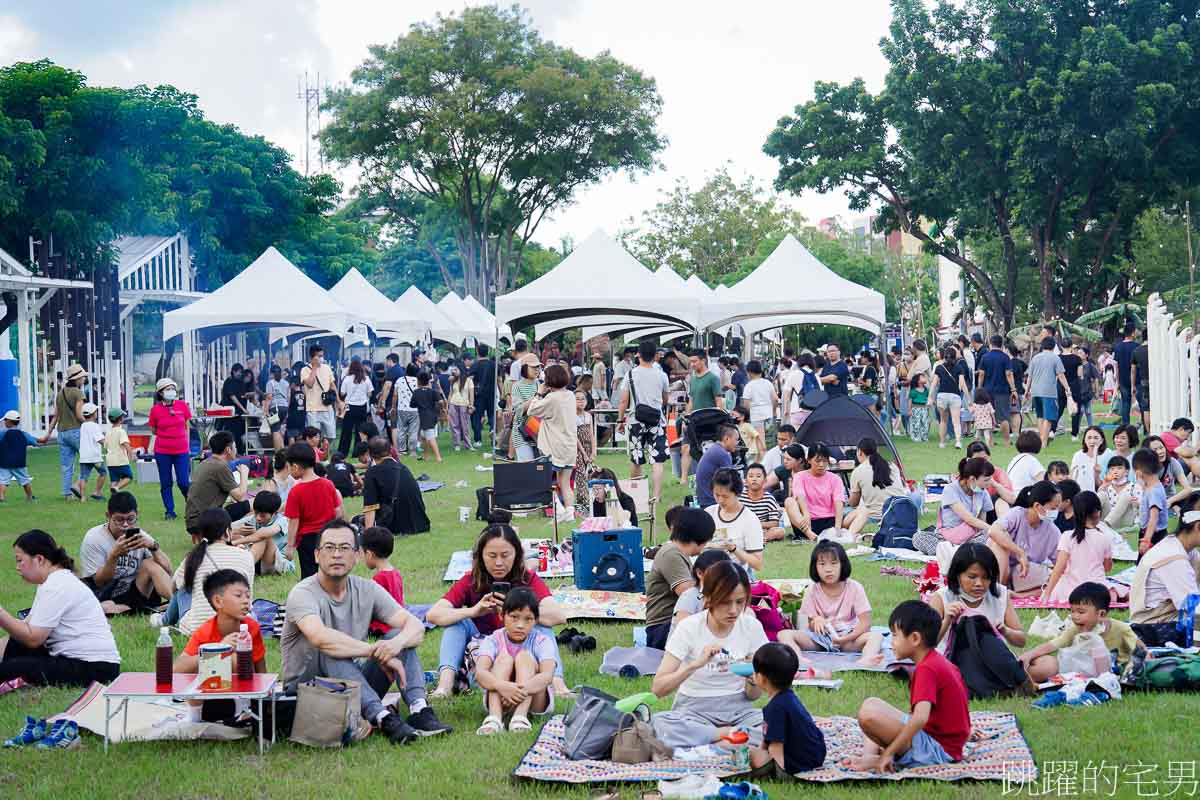 花蓮活動推薦「花蓮不排隊美食市集」氣氛超chill的美食市集，晚上還有露天電影，知名店家都在這，一次能買到