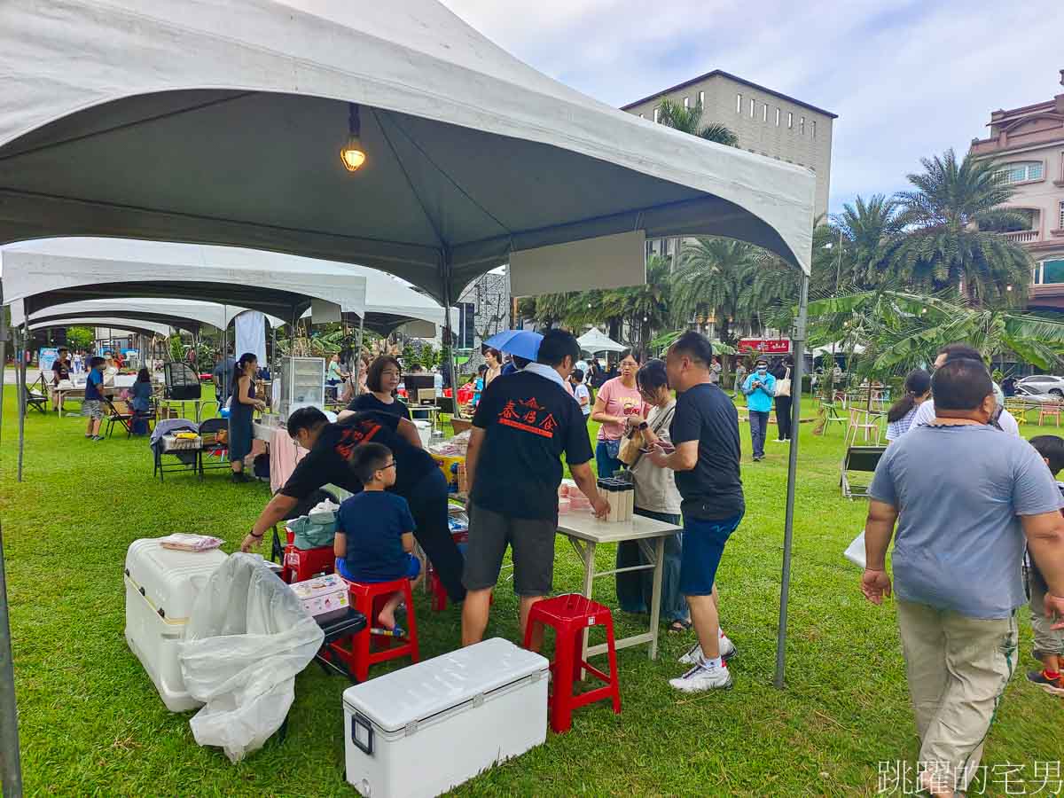 花蓮活動推薦「花蓮不排隊美食市集」氣氛超chill的美食市集，晚上還有露天電影，知名店家都在這，一次能買到