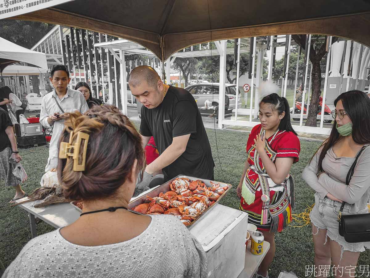 花蓮活動推薦「花蓮不排隊美食市集」氣氛超chill的美食市集，晚上還有露天電影，知名店家都在這，一次能買到