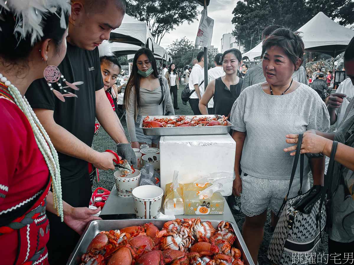 花蓮活動推薦「花蓮不排隊美食市集」氣氛超chill的美食市集，晚上還有露天電影，知名店家都在這，一次能買到