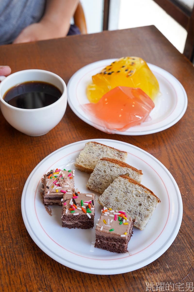 [花蓮美食]歡樂牛排屋-在地人都知道30年花蓮牛排館，老店不只是食物，而很多的共同記憶，花蓮下午有營業餐廳