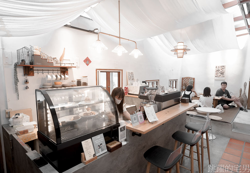 花蓮海景咖啡廳「海碉堡」壽豐咖啡廳透明的屋頂灑進陽光，讓人覺得十分放鬆舒服 @跳躍的宅男