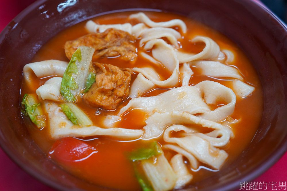 [花蓮美食]河南砂鍋手工扯麵（姐妹店）番茄蛋麵必吃，牛肉麵超實惠，直接拉開麵糰來煮麵?!  口感超有嚼勁!