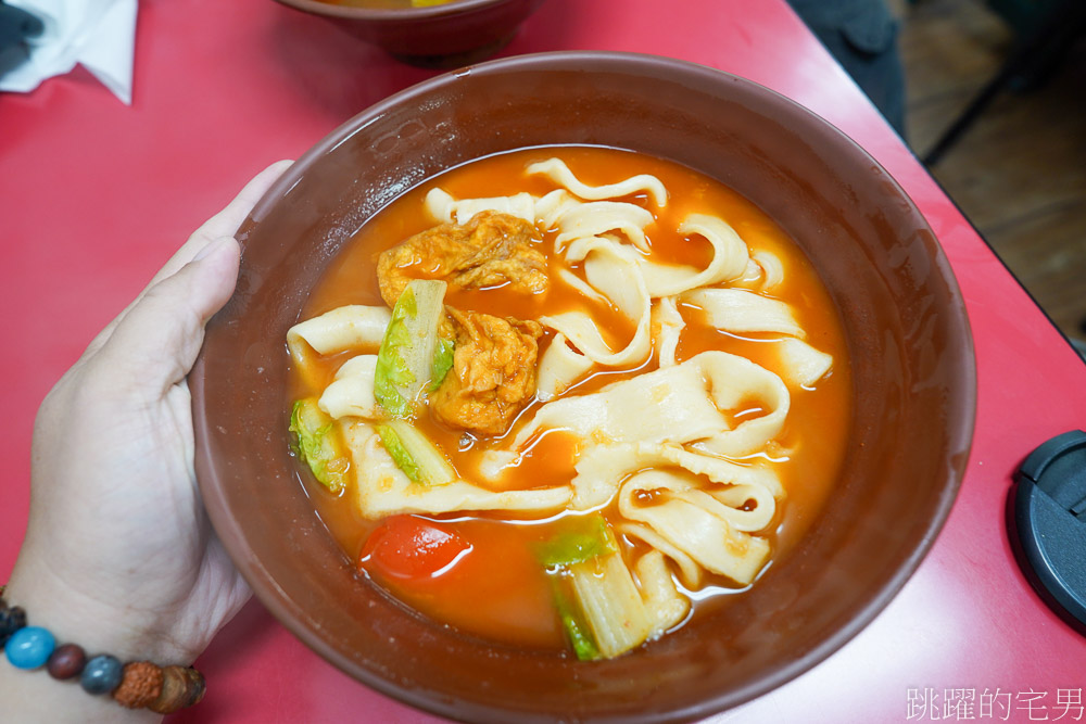 [花蓮美食]河南砂鍋手工扯麵（姐妹店）-牛肉麵100元超實惠，而且這家花蓮麵店有夠扯，直接拉開麵糰來煮麵?!  口感超有嚼勁! 番茄蛋麵必吃