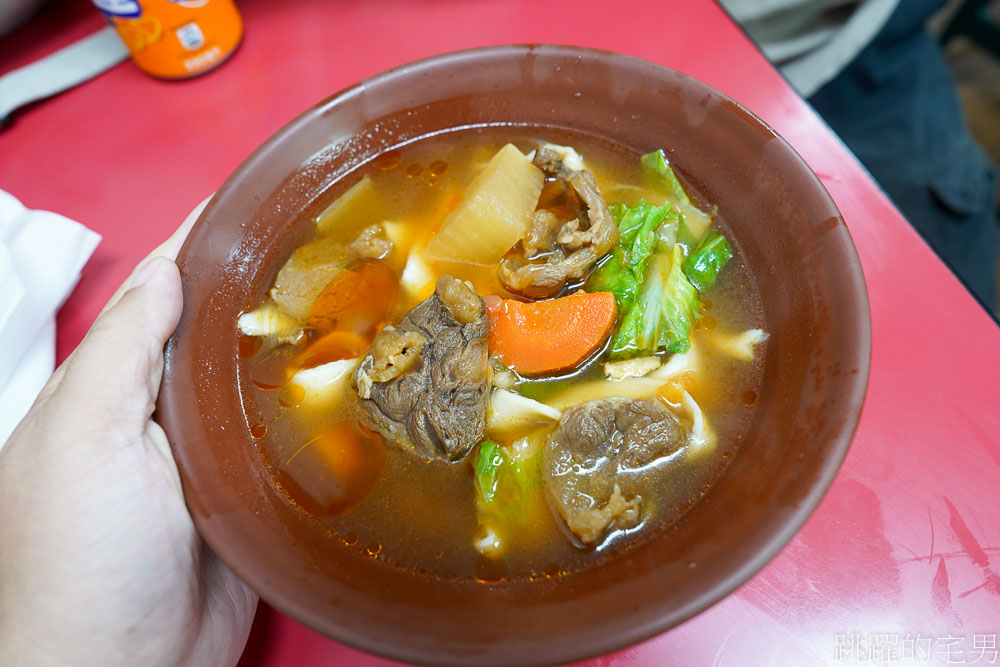 [花蓮美食]河南砂鍋手工扯麵（姐妹店）番茄蛋麵必吃，牛肉麵超實惠，直接拉開麵糰來煮麵?!  口感超有嚼勁!