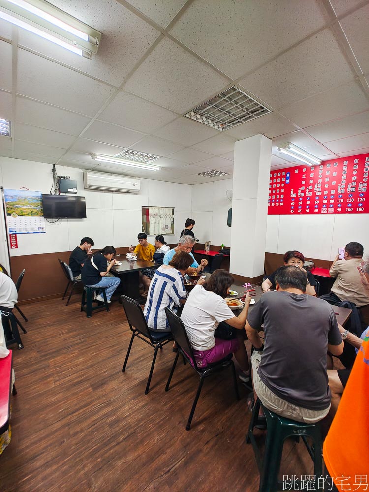 [花蓮美食]河南砂鍋手工扯麵（姐妹店）-牛肉麵100元超實惠，而且這家花蓮麵店有夠扯，直接拉開麵糰來煮麵?!  口感超有嚼勁! 番茄蛋麵必吃