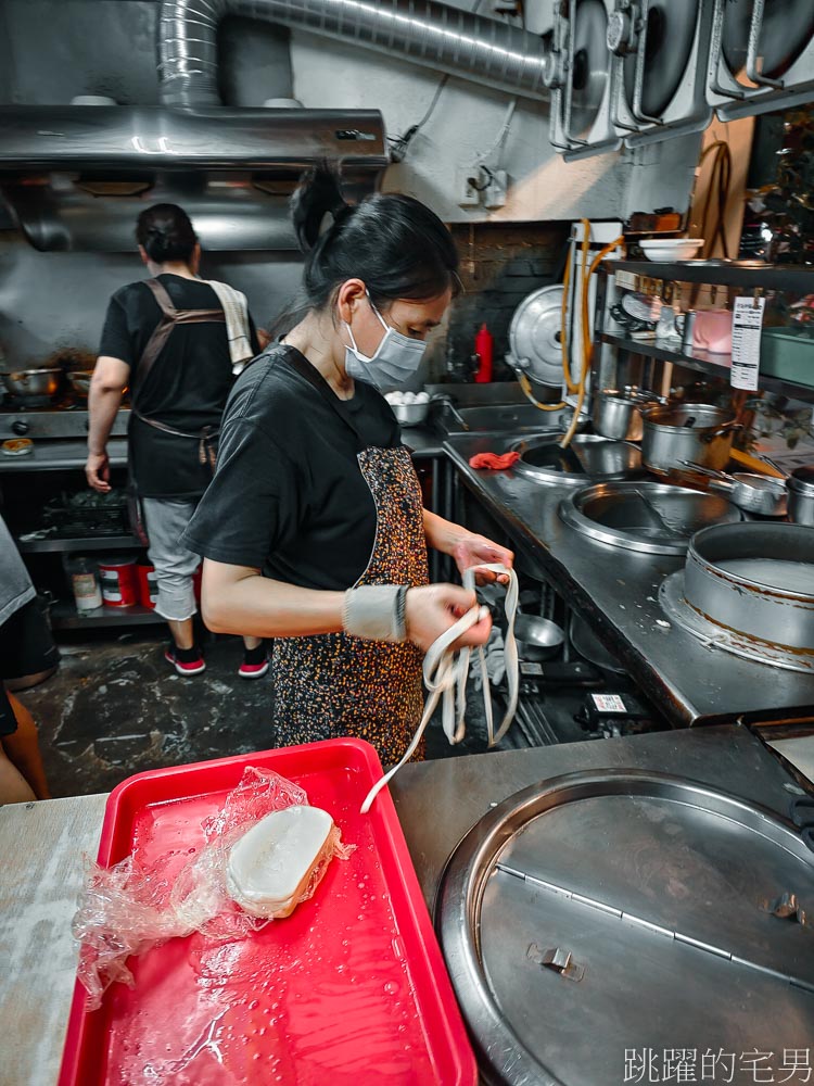 [花蓮美食]河南砂鍋手工扯麵（姐妹店）-牛肉麵100元超實惠，而且這家花蓮麵店有夠扯，直接拉開麵糰來煮麵?!  口感超有嚼勁! 番茄蛋麵必吃