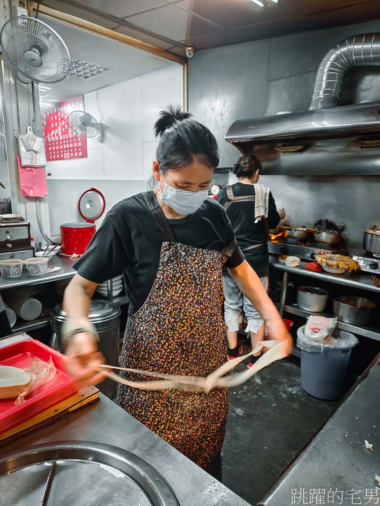 [花蓮美食]河南砂鍋手工扯麵（姐妹店）-牛肉麵100元超實惠，而且這家花蓮麵店有夠扯，直接拉開麵糰來煮麵?!  口感超有嚼勁! 番茄蛋麵必吃