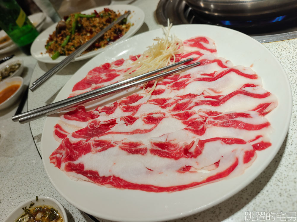 [豐光溫體羊肉爐台北店]這家台北羊肉爐居然有賣整片滷羊臉，簡直驚呆我，但是充滿膠質好好吃，提供溫體牛羊鴛鴦鍋、熱炒，中山區美食