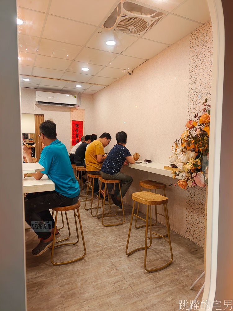 花蓮肉夾饃「有膜有樣肉夾膜花蓮店」經典必吃、黃悶雞肉夾饃等5種口味，打拋豬加店家特製辣椒更夠味