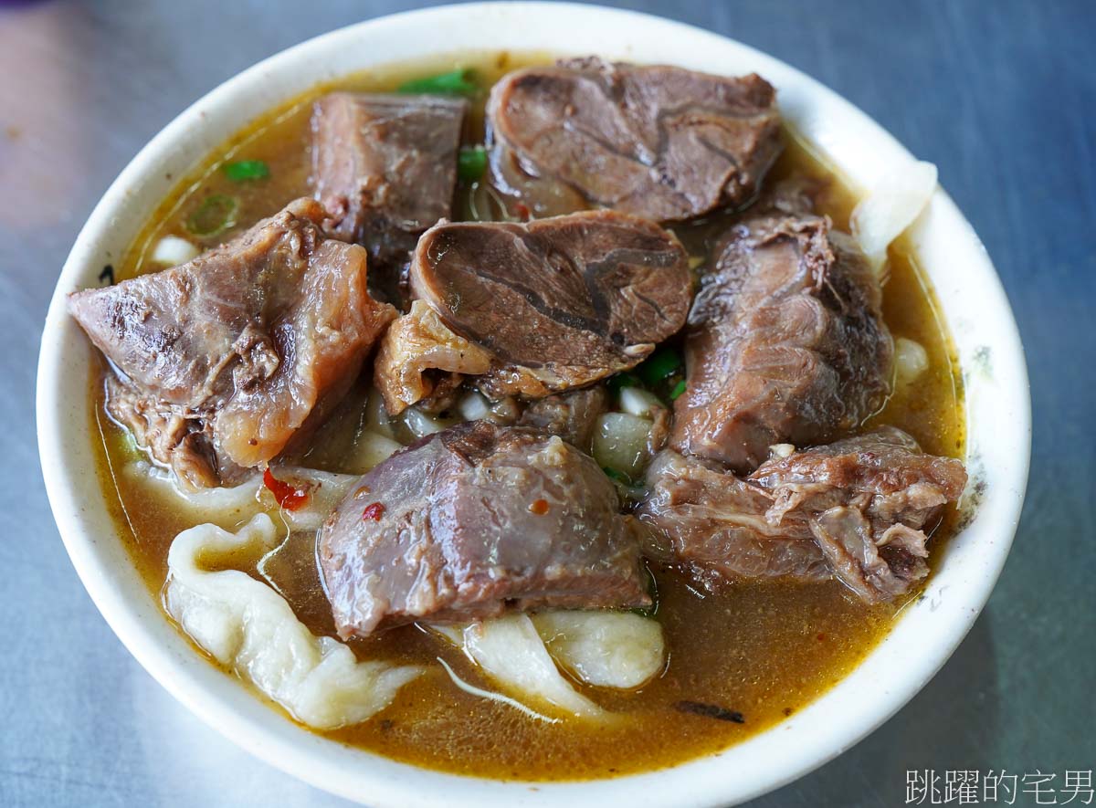 [捷運大安站美食]王家刀切麵-滿滿牛肉150元，手工麵口感超級Q彈
